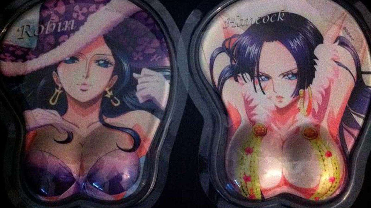 Le Bon Coin : il vend des tapis de souris avec des poitrines en relief