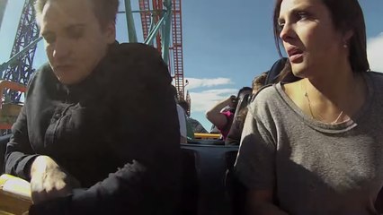 Il largue sa copine pendant un tour de montagnes russes !