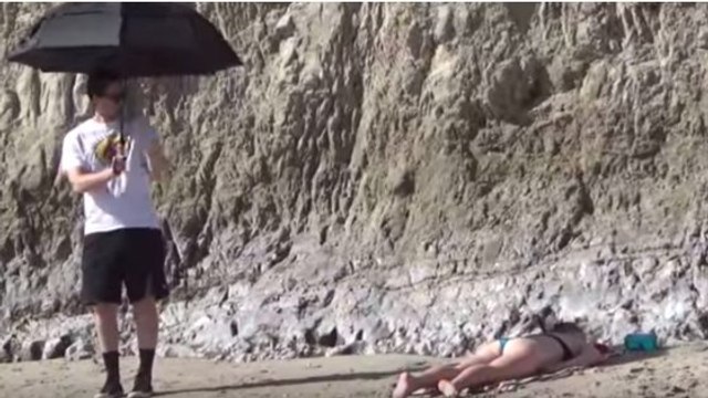 Cet homme a décidé d'ennuyer les jolies filles sur la plage, mais il a une bonne raison de le faire