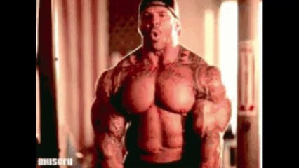 Bodybuilding : Yuri Tolochko trompe sa femme poupée gonflable et dévoile une sextape avec un objet étrange