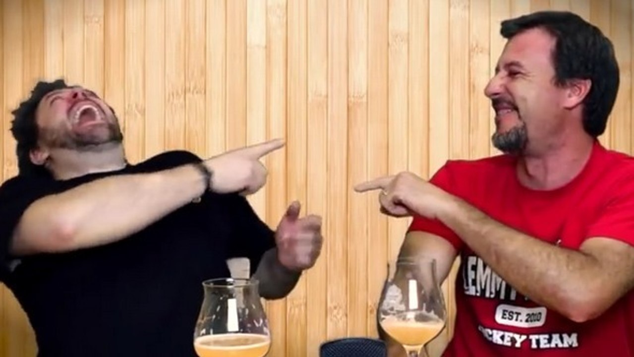 Ces deux mecs vont tester la bière à l'hélium