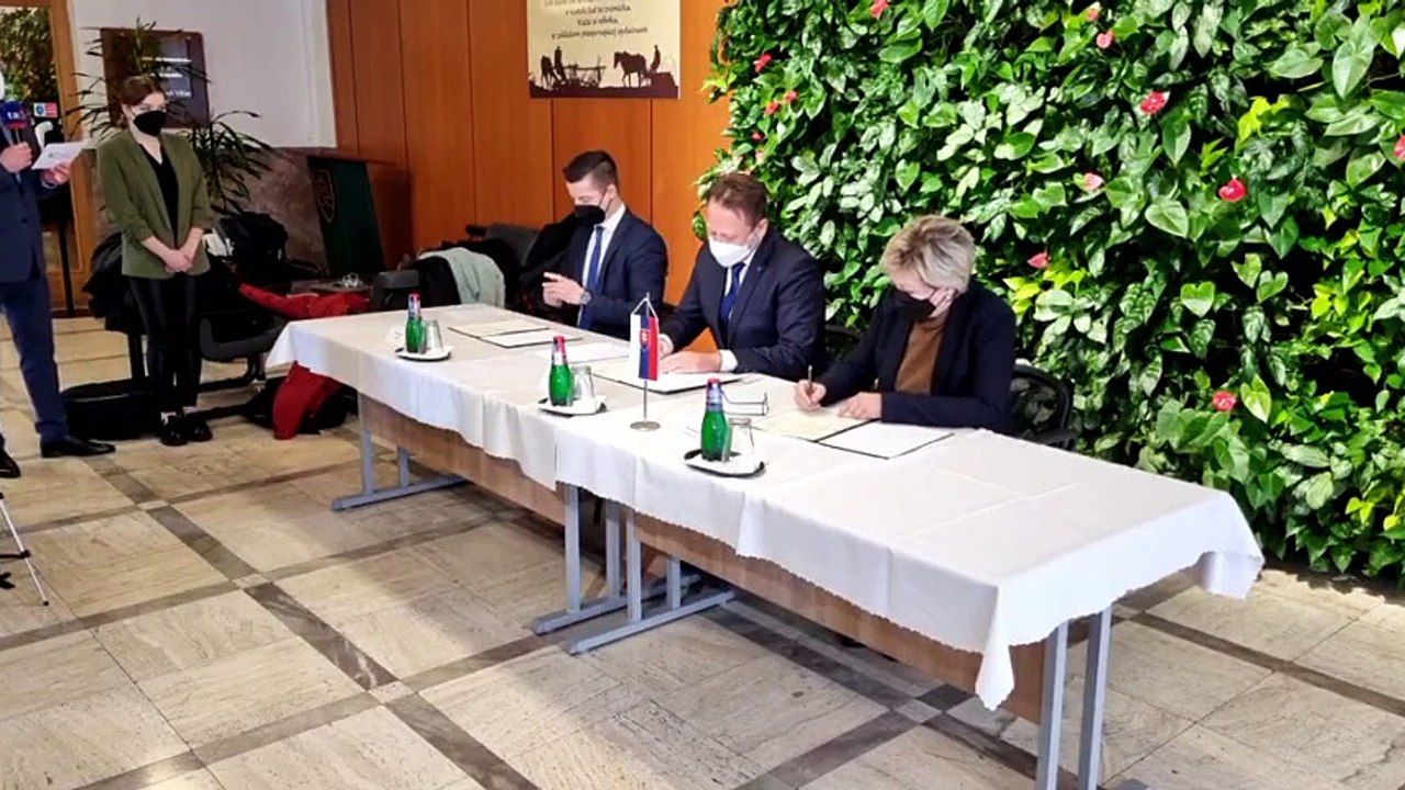 ZÁZNAM: S. Vlčan podpísal s obchodníkmi dohodu o udržaní cenovej stability potravín