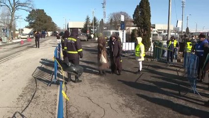 Ukraynalıların Siret Sınır Kapısı'ndan Romanya'ya geçişleri sürüyor