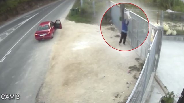 Un homme se débarrasse de son chien en le jetant par dessus une barrière