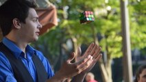 Steven Brundage fait un tour de magie bluffant avec un Rubik's Cube !