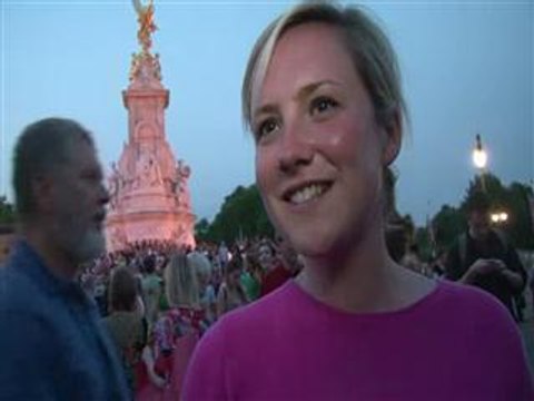 Crowds flock to Buckingham Palace for royal birth announcement