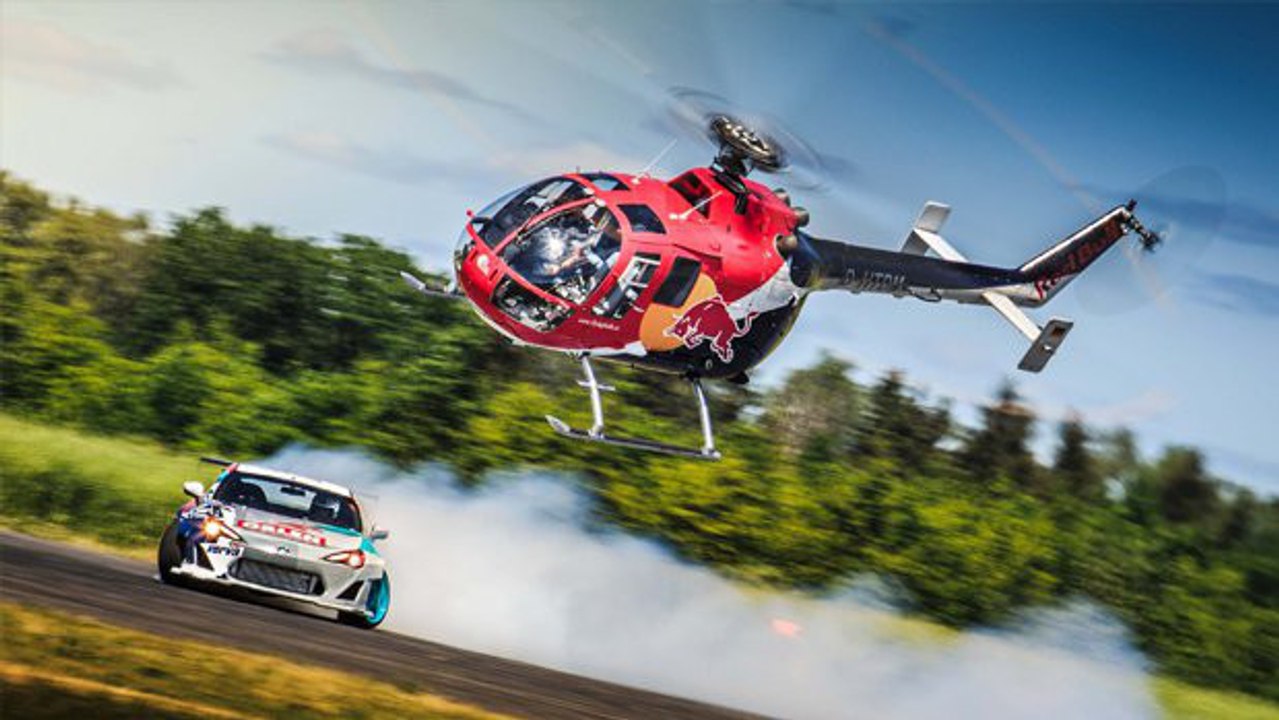 Une Toyota GT contre un hélicoptère piloté par Félix Baumgartner