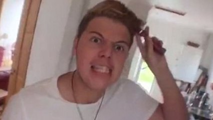 Il met de la colle extra-forte dans le pot de gel de son pote