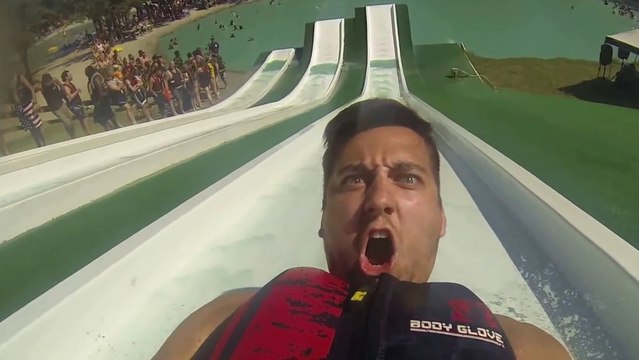 BSR Royal Flush Slide : Il se filme à l'envers dans un toboggan aquatique et le regrette instantanément !