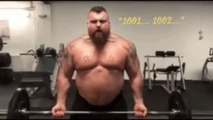 Eddie Hall : The Beast boxe avec un YouTubeur et claque une énorme droite