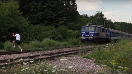 Un jeune polonais saute devant un train en marche