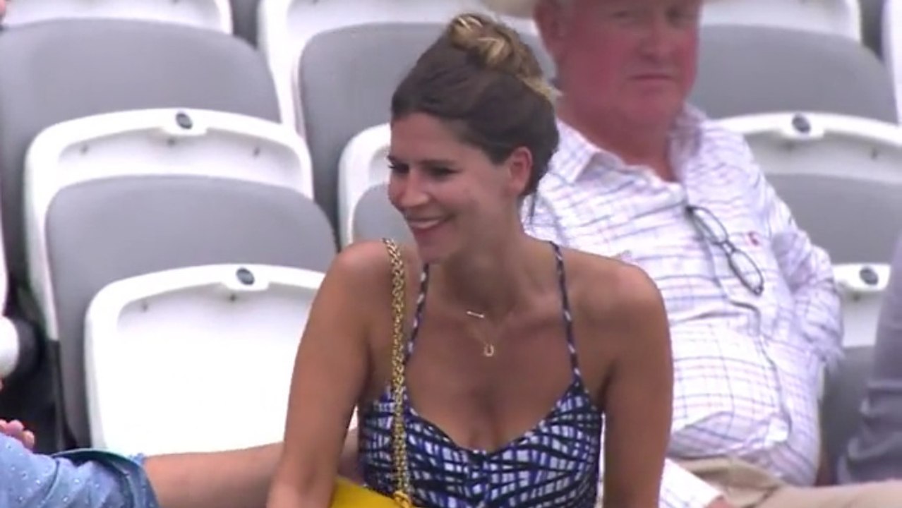 Cette jolie fille va vivre un grand moment de solitude pendant ce match de cricket