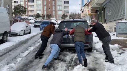 Yolda kalan araçlara vatandaş desteği