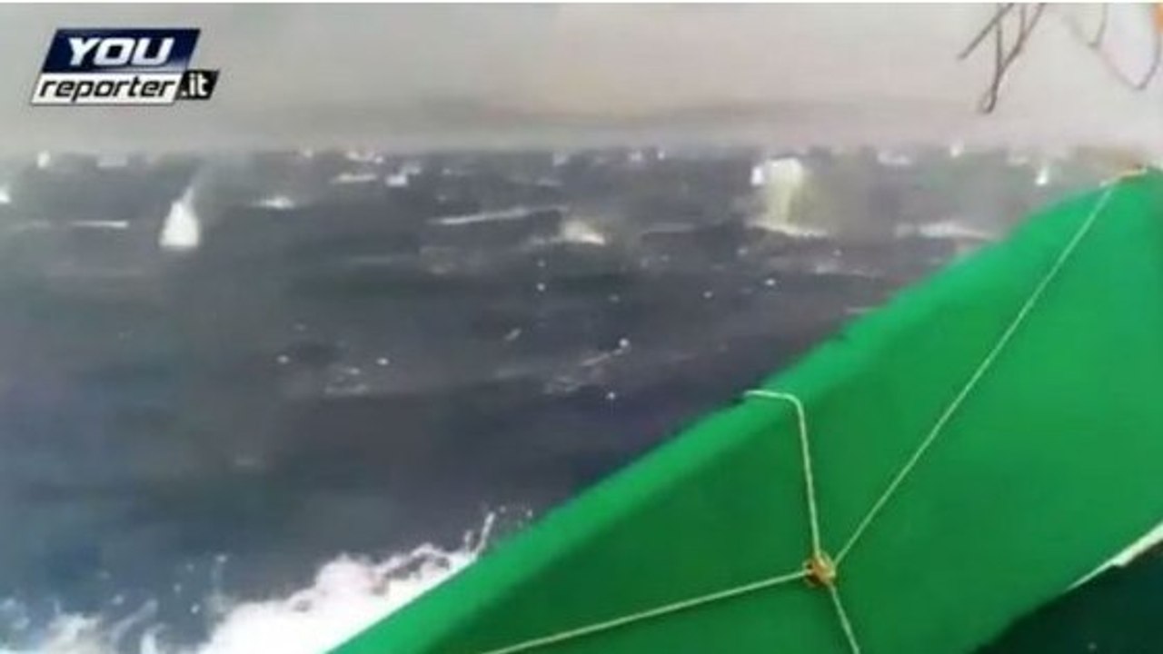Un orage de gros grêlons s'abat sur la mer Méditerranée au large de Naples