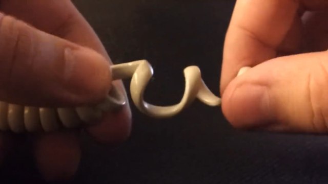 Comment enlever les nœuds qui se forment sur le fil du téléphone