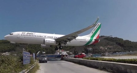 Ils filment de très près un avion qui atterrit sur l'ile de Saint-Martin
