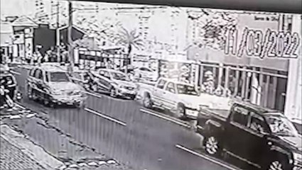 Vídeo mostra Biz batendo na traseira de Mobi na Rua Minas Gerais