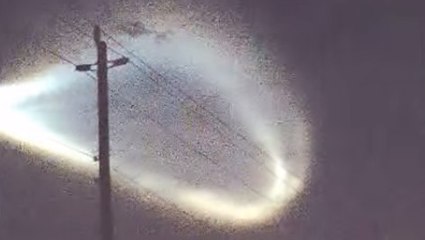 Une étrange forme lumineuse apparaît dans le ciel