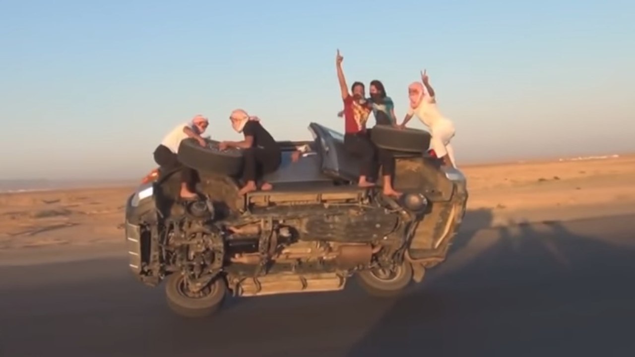 Ces mecs vont changer la roue d'une voiture.... lancée à pleine vitesse !