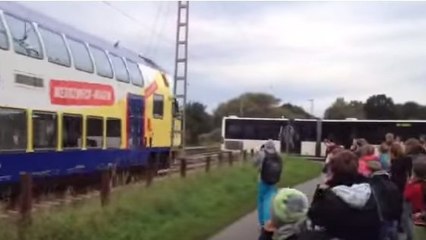 Un bus scolaire se fait percuter par un train en Allemagne