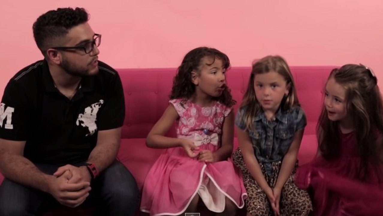 Trois petites filles donnent des conseils à des célibataires pour draguer