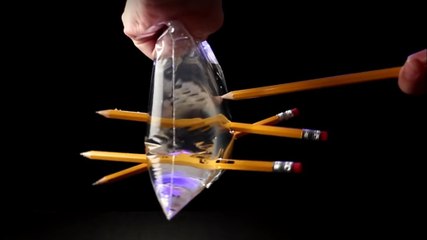 Comment transpercer un sachet rempli d'eau sans faire fuir une seule goutte ?