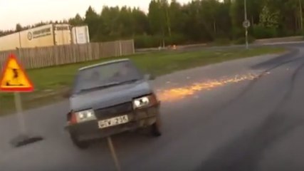 Deux mecs réalisent des drifts à l'intérieur d'une vieille Lada tractée