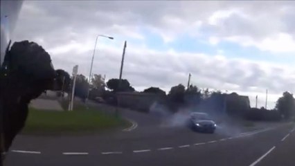 Le Karma rattrape un conducteur qui fait une queue de poisson à une moto