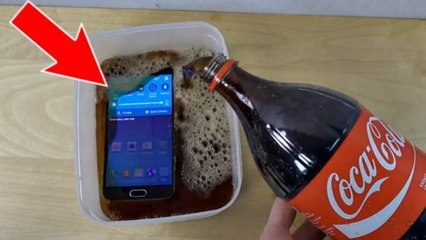 Il plonge son smartphone Samsung dans du Coca-Cola pendant deux minutes. Découvrez l'incroyable résultat !