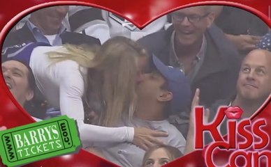 Filmée par la kiss cam, elle décide d'embrasser plusieurs hommes