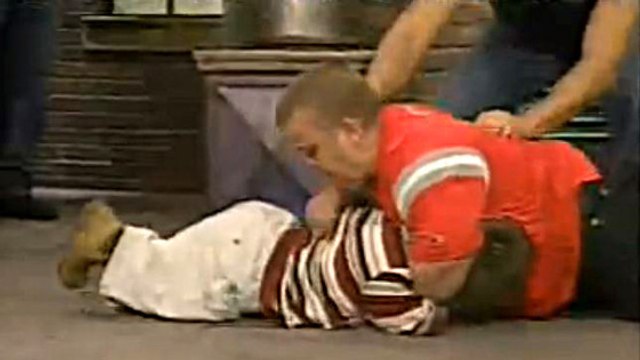 Deux hommes de petite taille se battent dans un show télévisé