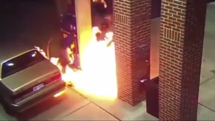 Il fout le feu à sa caisse pour chasser un araignée