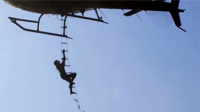 Deux mecs chopent les jolies filles sur la plage avec leur hélicoptère