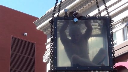 Son tour de magie raté manque de lui coûter la vie