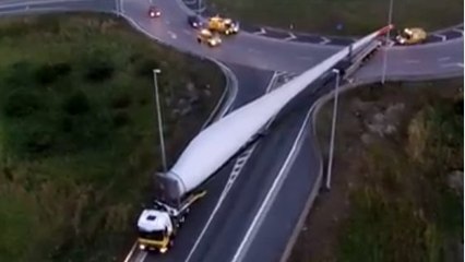 Le transport d'une éolienne filmé par un drone