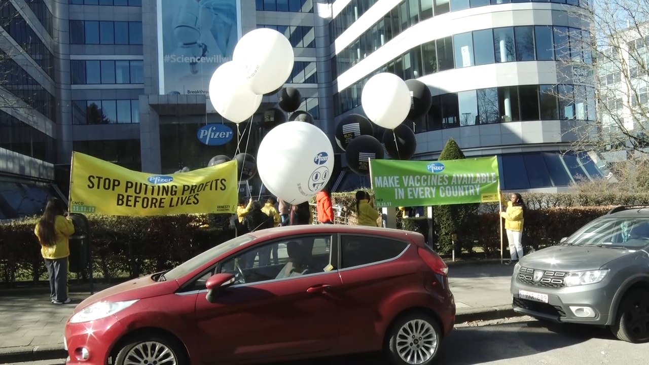Action d'Amnesty chez Pfizer pour dénoncer "l'irresponsabilité des entreprises pharmaceutiques"