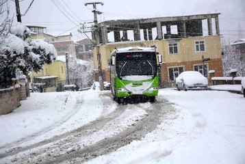 Kocaeli'de kar yağışı günlük yaşamı olumsuz etkiliyor