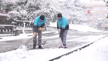 Nilüfer Belediyesi karla mücadeleyi aralıksız sürdürüyor
