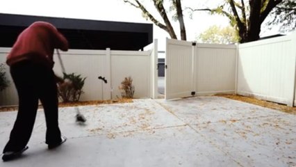 L'astuce pour se débarrasser efficacement des feuilles mortes tombées sur sa terrasse