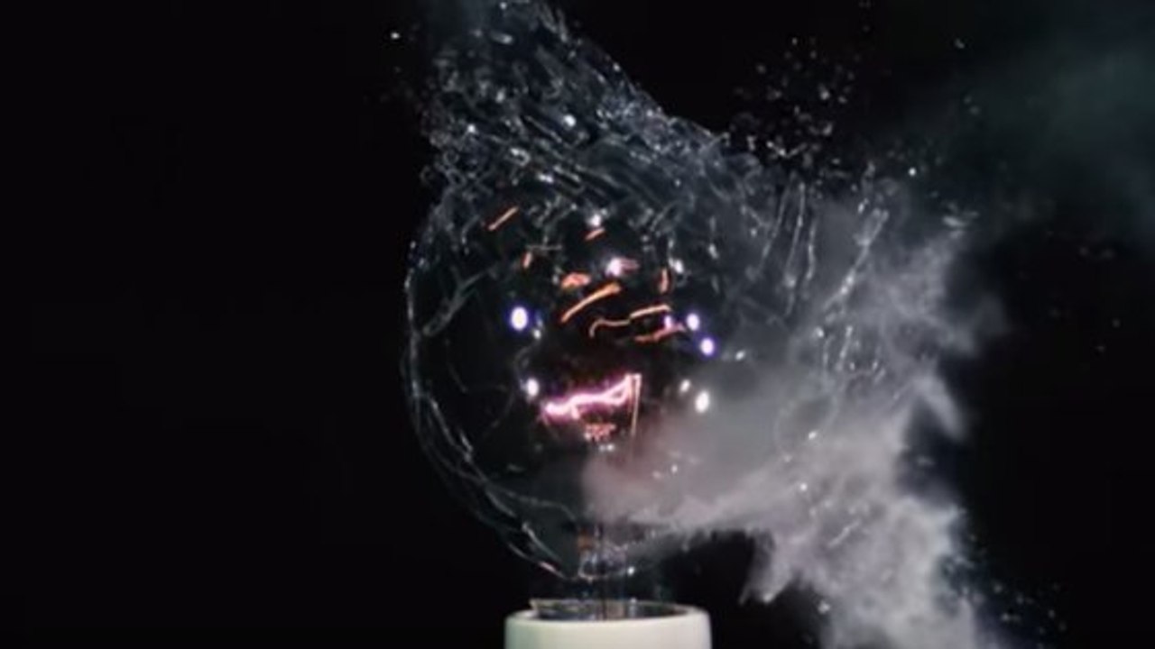 Il explose plusieurs objets du quotidien en slow motion