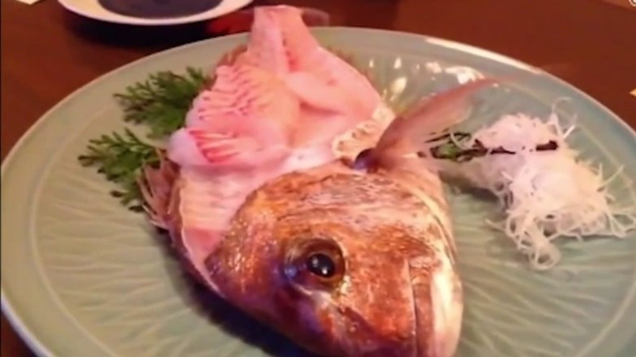 En plein repas, le poisson se met à sauter dans leur assiette