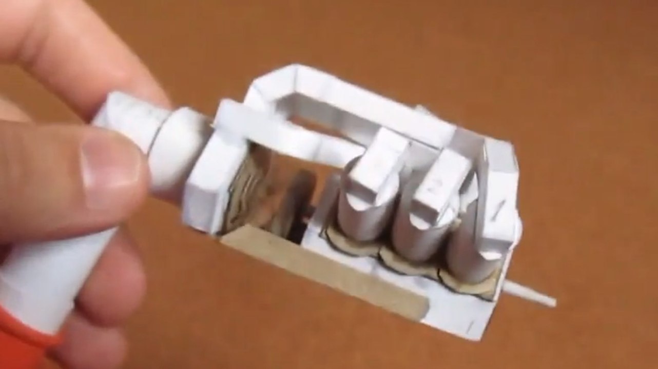 Il construit un superbe moteur V6 en carton qui fonctionne comme un vrai
