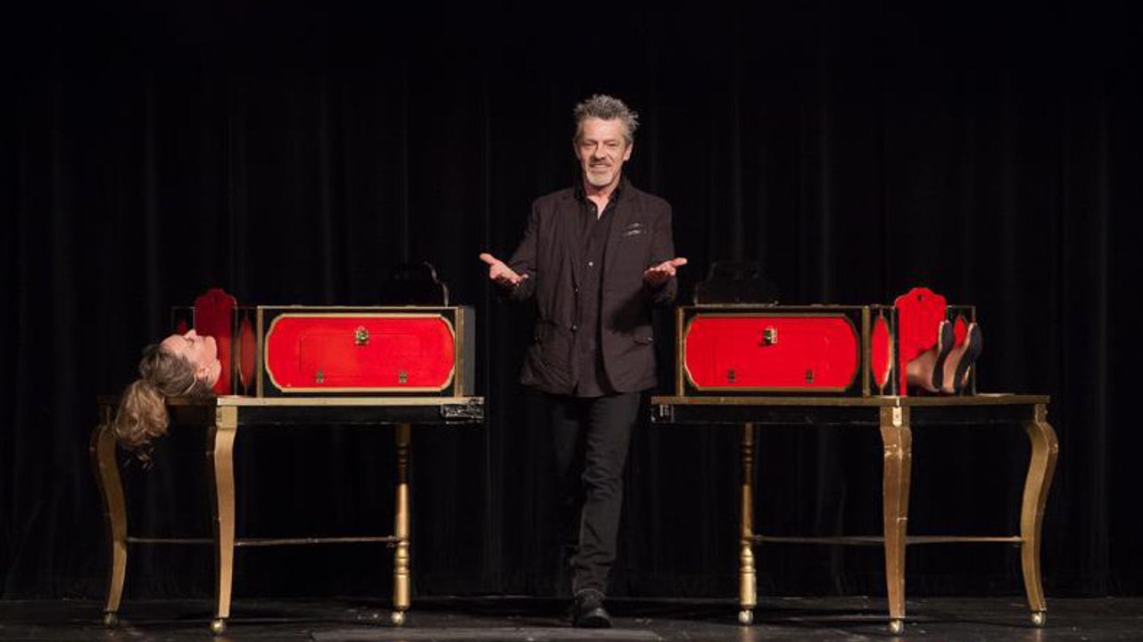 Découvrez le secret du tour de magie de la femme coupée en deux