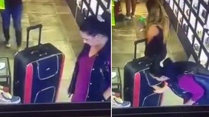 Londres : Une pickpocket se sert dans la valise de cette touriste devant tout le monde