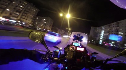 Un motard prend de très gros risques pour livrer du sang