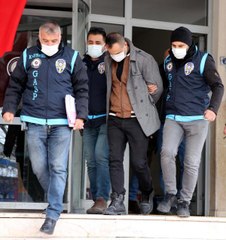 Kuyumcuyu bıçakla yaralayıp, bilezik çalan şüpheli yakalandı; olay anı kamerada