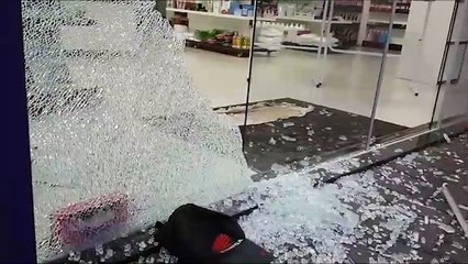 Loja na Avenida Carlos Gomes é furtada e tem porta de vidro destruída