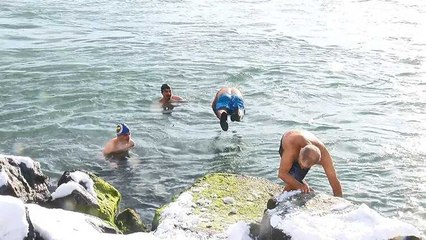 Soğuk havaya aldırmadan denize girdiler