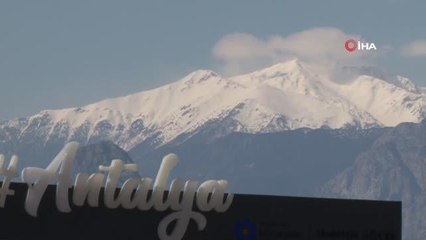 Antalya'da kar manzarası eşliğinde deniz ve güneş keyfi