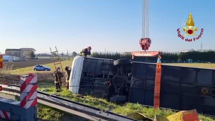 Son dakika haberleri! İtalya'da Ukraynalı mültecileri taşıyan otobüs kaza yaptı